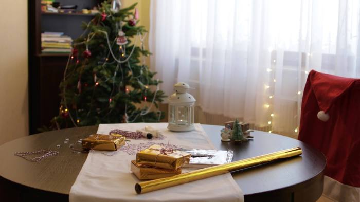 Christmas decor round table