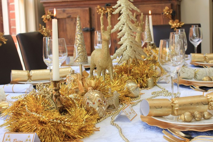 Red and gold table decor