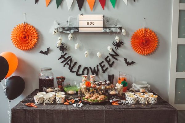 Halloween party table decor