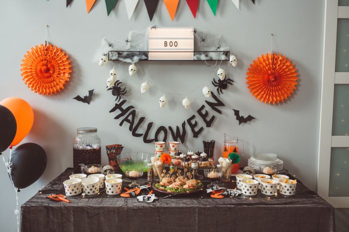 Halloween party table decor